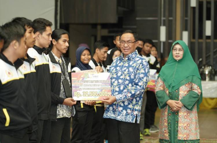 Bupati Inhil Bagikan Bonus Atlet Peraih Medali Porprov Riau X di Kuansing Senilai Rp 2,2 Miliar 