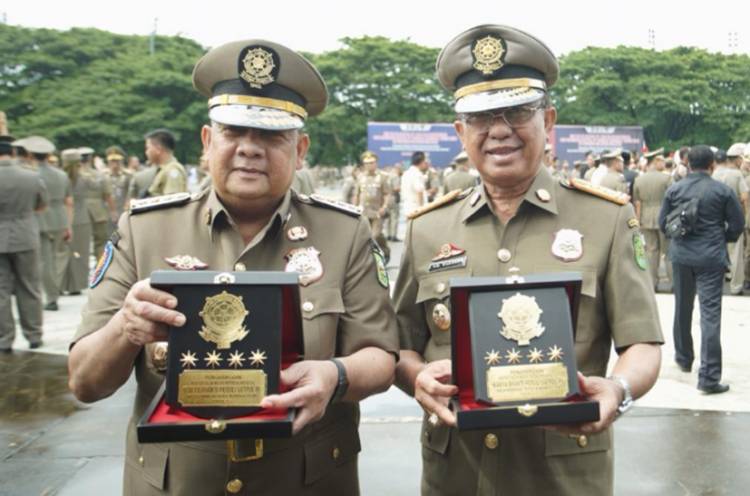 Bupati Inhil HM Wardan Terima Penghargaan Karya Bhakti Peduli Satpol PP Tahun 2023