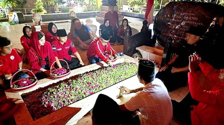 Sebelum Putuskan Nama Capres 2024, Utusan PDIP Berziarah ke Makam Bung Karno  