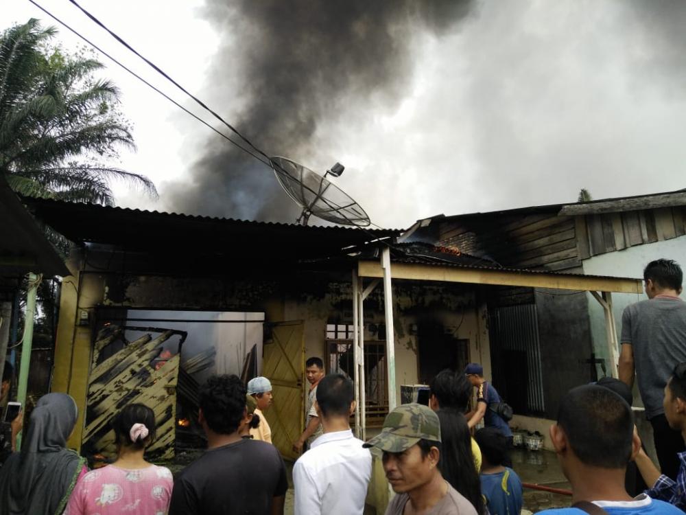 Diduga Akibat Arus Pendek, 2 Unit Rumah di Bagan Batu Barat Hangus Terbakar 