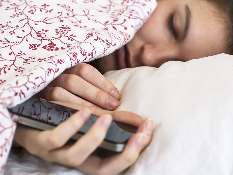 Bahaya Tidur Dengan Ponsel, Penyakit Ini Akan Menyerang Tubuh mu... 
