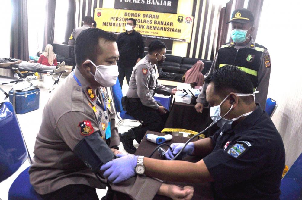 Anggota polisi Mendonorkan Darah