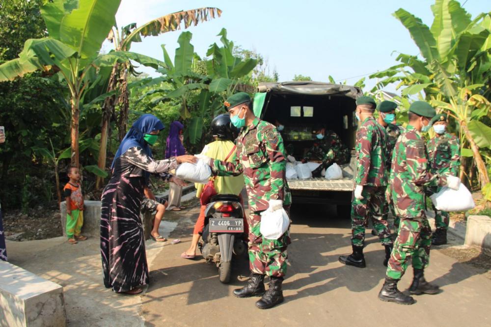 TNI Raider 323 Banjar Bagikan Sembako ke Warga Terdampak Covid-19 dengan tertib.