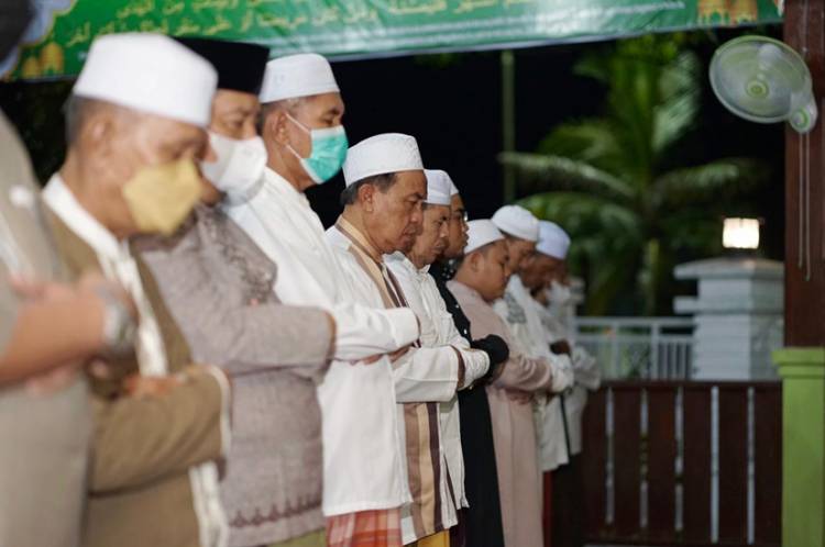 Malam ke-3 Ramadan, Bupati Inhil Beserta Jajaran Laksanakan Salat Isya dan Tarawih