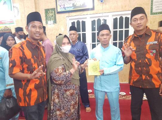 Safari Ramadan di Rupat  Bupati Bengkalis Didampingi Pemuda Pancasila Bagikan Al-Qur’an