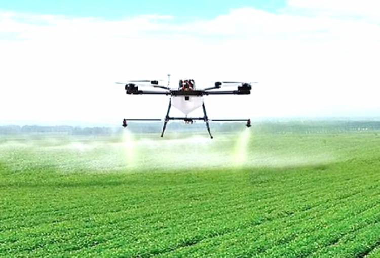 Perusahaaan India Uji Coba Penyemprotan Pupuk dan Pestisida dengan Drone