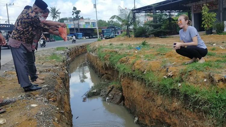 Protes Proyek Drainase Kementerian PUPR di Jl Lintas Riau, Warga Tabur Benih Ikan Lele