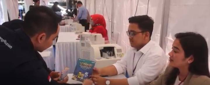 Ratusan Masyarakat Hari Pertama Penukaran Uang Baru Di Kantor Perwakilan Bank Indonesia Riau