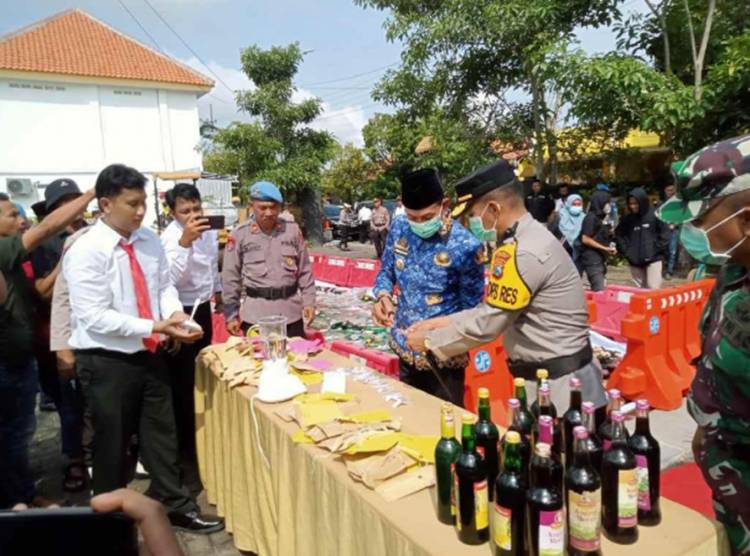Jelang Hari Raya, Polres Sampang Polda Jatim Musnahkan Narkoba, Miras dan Knalpot Brong