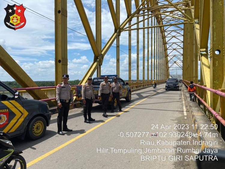 Polsek Kempas dan Tempuling Patroli Keamanan Di Jembatan Rumbai 