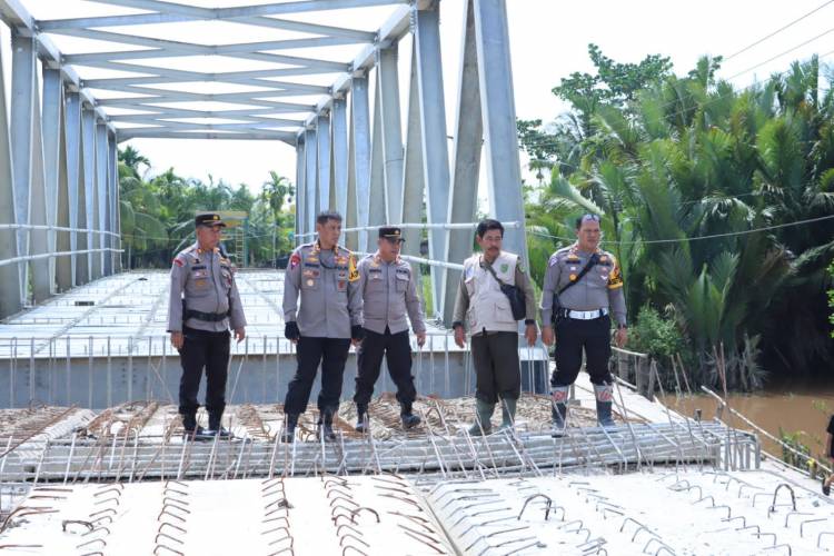 Respon Aduan Masyarakat, Kapolres Inhil Tinjau Pengerjaan Jalan dan Jembatan di Reteh
