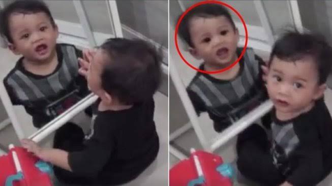 Viral Video Horor Bocah Bermain di Depan Cermin, sang Ayah Ungkap Fakta Sebenarnya