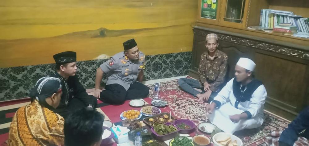 Polres Banjar Gelar Buka Bersama dengan Ponpes Miftahul Khoir.