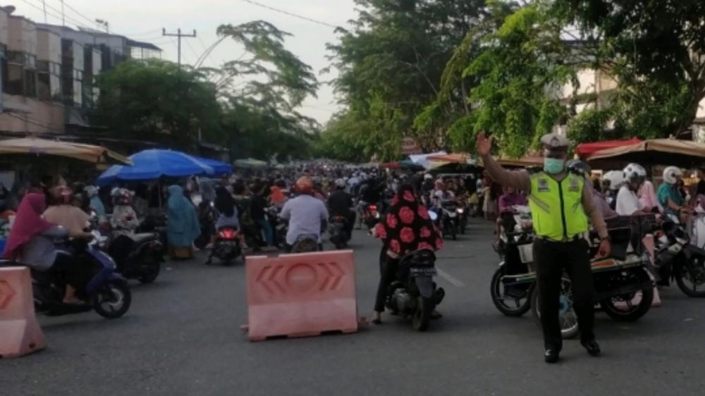 Cegah Kemacetan dilokasi Pasar Ramadhan, Satlantas dan Dishub Kampar Lakukan Pengaturan