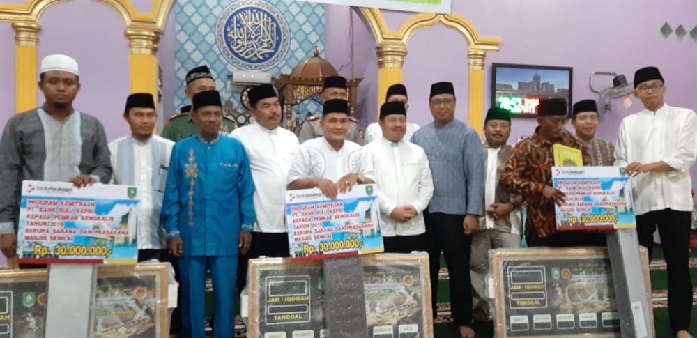 Safari Ramadhan Bupati Bengkalis di Rupat, Tiga Mesjid Terima Bantuan CSR BANK Riau Kepri 