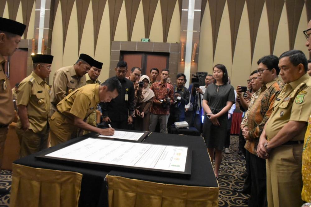 Gubernur dan Bupati se Provinsi Riau Tanda Tangani Komitmen Bersama Pengaduan Layanan Publik.