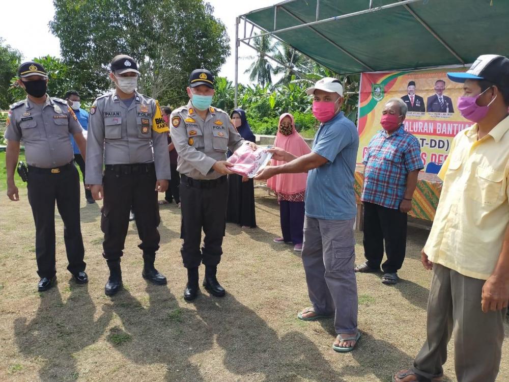 Polsek Rupat utara  Pantau Penyaluran BLT Dana Desa Kepada  265 KPM Di Desa Titiakar