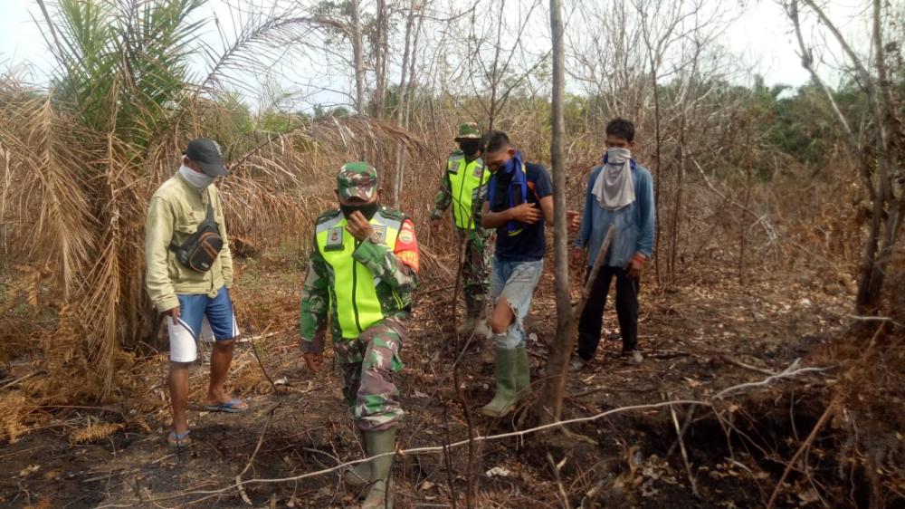 Babinsa Koramil 05/Rupat Aktif Laksanakan Patroli dan Sosialisasi Pencegahan Karhutla daerah perbatasan