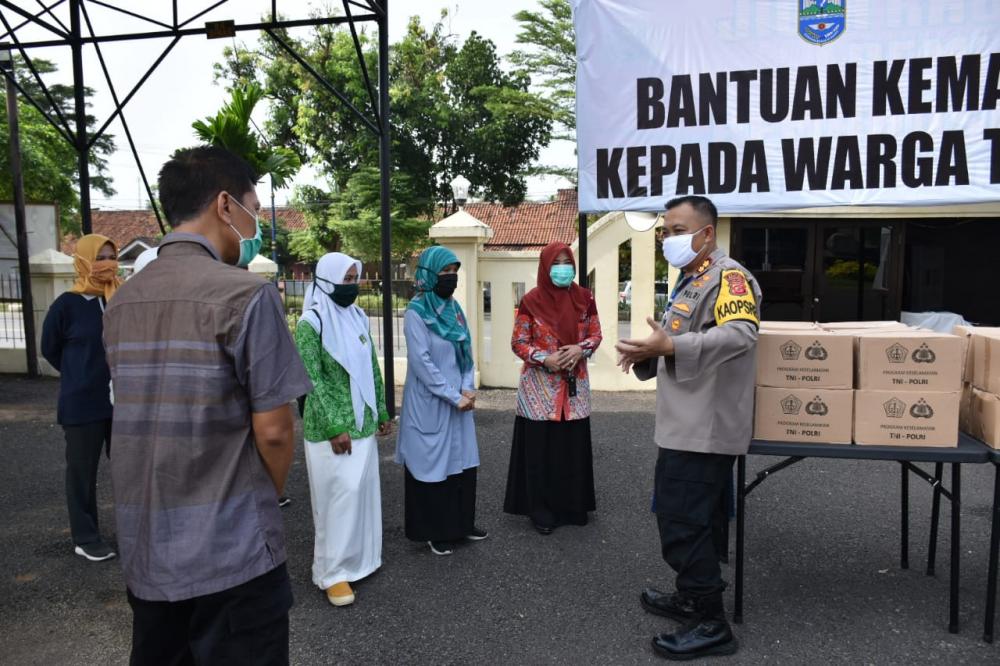 Polres Banjar Gandeng Muslimat dan Fatayat NU Untuk Menyalurkan Bantuan Sembako,Yang Terdampak Covid 19