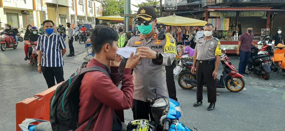 Kapolres Bersama Komunitas Vespa Antik Polres Kampar Bagikan Masker di Pasar Ramadhan