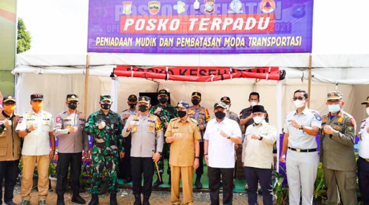Gubernur Riau Didampingi Kapolda Tinjau Pos Peniadaan Mudik di Perbatasan Riau Wilayah Kampar