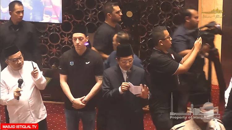 Kenakan Peci Hitam, Bintang Sepak Bola Mesut Ozil Salat Jumat di Masjid Istiqlal