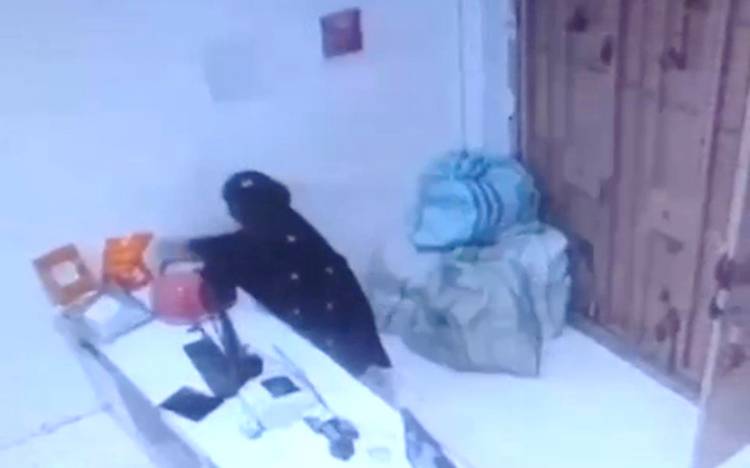 Wanita Bermukena Ini Tak Sadar Aksi Mencurinya Terekam CCTV