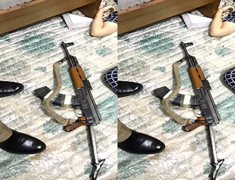 Ngeri, Wanita Muda Ini Bunuh Diri dengan Menembak Dirinya Menggunakan Kalashnikov