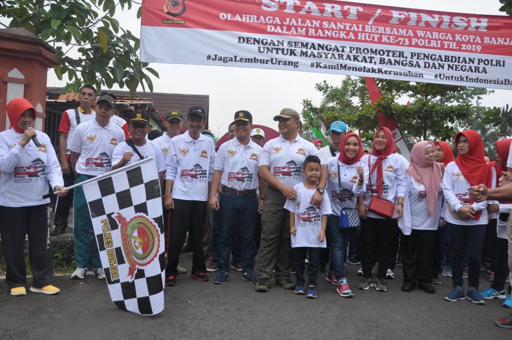 Wali Kota Banjar Dalam rangka HUT Polri ke 73 Ikut Jalan Santai