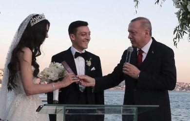 Selamat, Mesut Ozil Resmi Nikahi Miss Turki, Disaksikan Presiden Erdogan