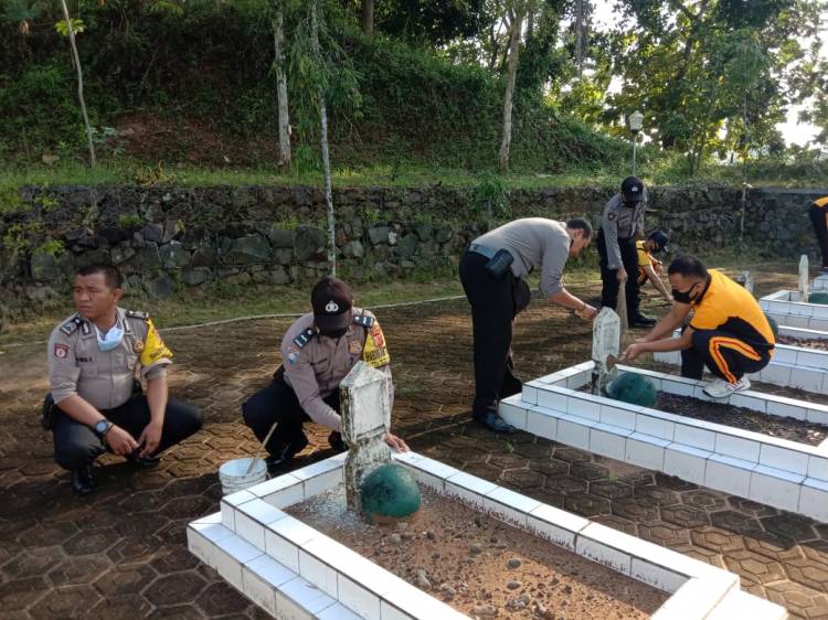 Dalam Rangka Hari Bhayangkara Ke 74  Polres Banjar Bersih-Bersih Di Taman Makam Pahlawan