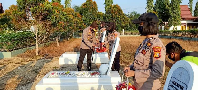 Polres Kampar Upacara Ziarah dan Tabur Bunga di TMP Kusuma Eka Bakti Bangkinang