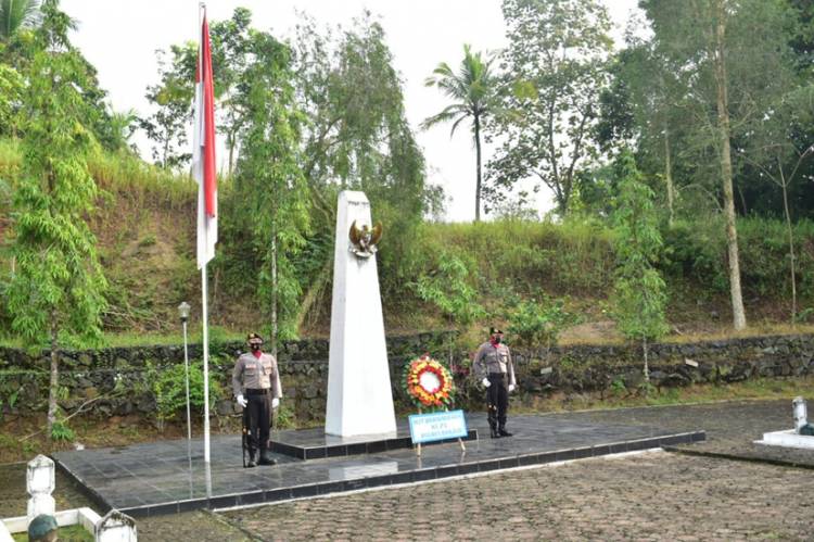 Upacara Ziarah Polres Banjar di TMP Kesuma Bangsa dalam Rangka HUT Bhayangkara ke-75