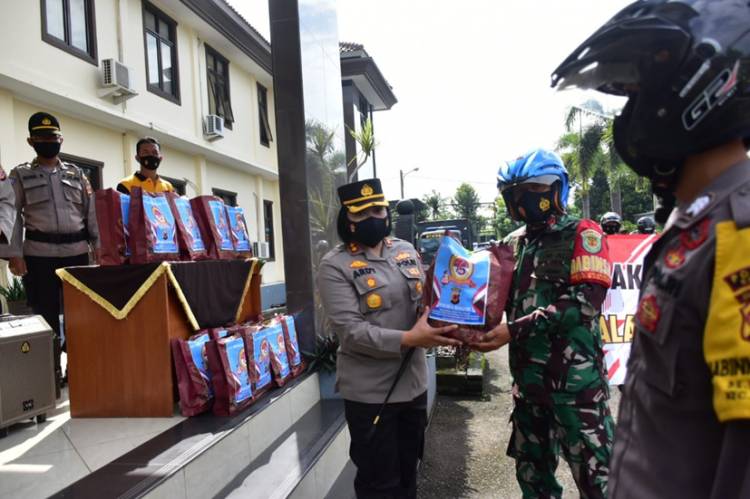 Bakti Sosial Serentak HUT Bhayangkara ke-75, Polres Banjar Bagikan Paket Sembako ke Masyarakat