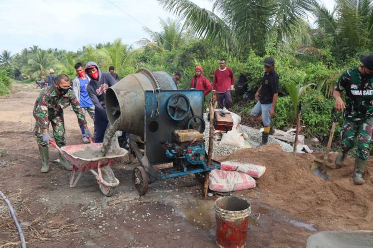 Pasukan Baju Loreng dan Warga Penuh Semangat Gotong Royong Pekerjaan Jalan Penghubung Dua Desa Di Kecamatan Pelangiran
