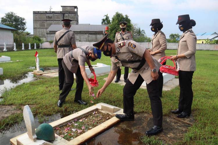 Menyambut Hari Bhayangkara Ke 75 Personil Polres Inhil  Ziarah Ke Taman Makam Pahlawan Yudha Bhakti Tembilahan