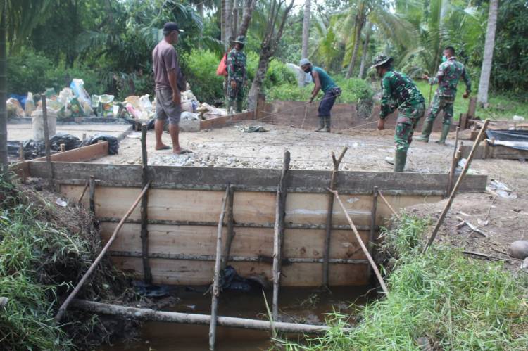 Pasukan Baju Loreng Dan Warga Membuat Dinding Box Coper Pada Sasaran Fisik TMMD Kodim 0314/Inhil Jalan Yakub 2