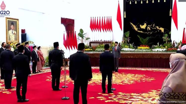Selain Tiga Wamen, Presiden Jokowi juga Melantik Dua Menteri Baru