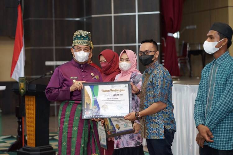 Bupati Inhil HM. Wardan Terima Penghargaan Peserta JKN Terbanyak di Provinsi Riau