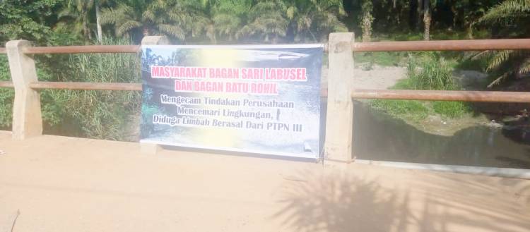 Diduga Kali Wates Tercemar Limbah PKS PTPN lll Terdekat, Warga Pasang Spanduk Kecaman