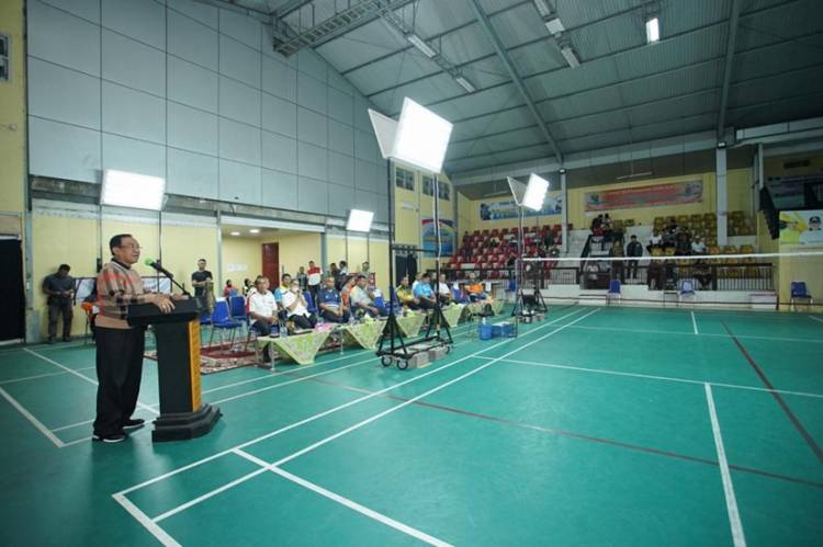 Berjalan Sukses, Bupati Inhil HM. Wardan Resmi Tutup Kejurkab Badminton 2022