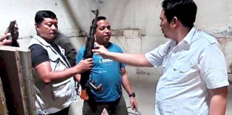 Polisi Temukan Senpi AK-47, Amunisi dan Bahan Peledak di Rumah Seseorang di Jabar