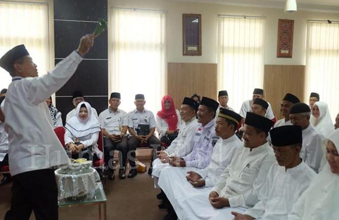 Wakil Bupati Inhil Syamsuddin Uti Melepas 79 JCH Korpri Dengan Tepung Tawar
