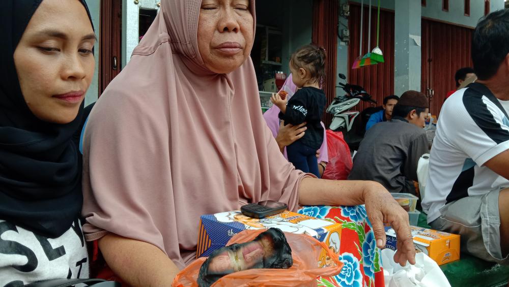 Kisah Pilu Penjual Ikan Asin di Pasar Kayu Jati, Yang Harus Relakan Uang Biaya Masuk Kuliah Putrinya Hangus Terbakar 