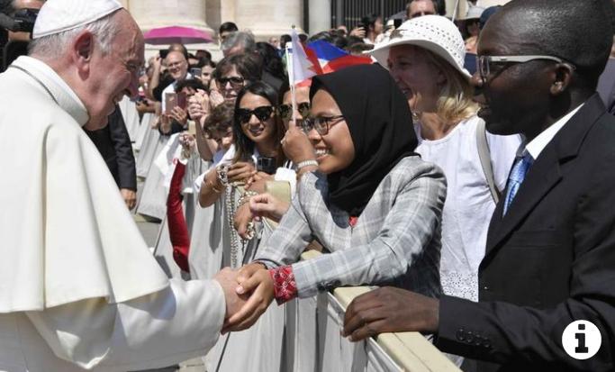 Cerita di Balik Foto Viral Wanita Berhijab dari Semarang Bersalaman dengan Paus Fransiskus
