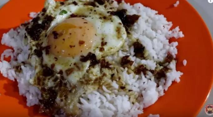 Hanya Nasi Dengan Telur Ceplok, Pelagan Rela Natri di Warung Makan Ini.. 