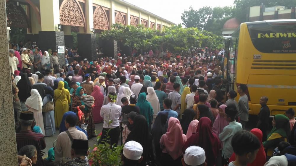 Ribuan Masyarakat Kampar,  Antarkan JCH Kampar Kloter 7 Di Islamic Center