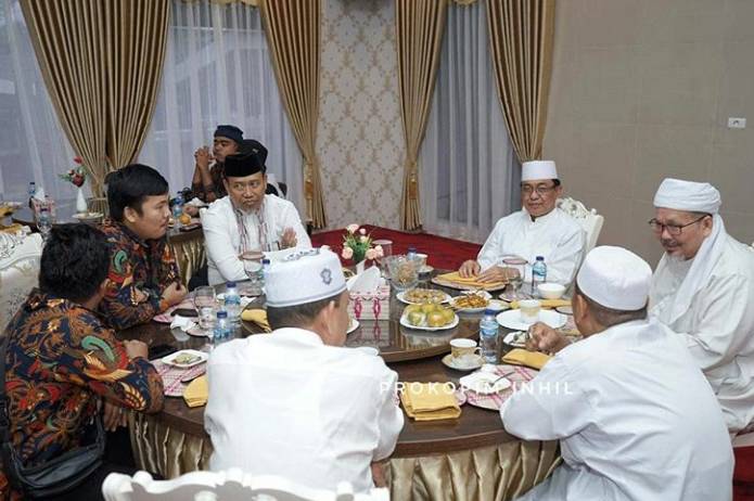 KH Tengku Zulkarnain Dijamu Bupati Inhil HM Wardan Sarapan Pagi