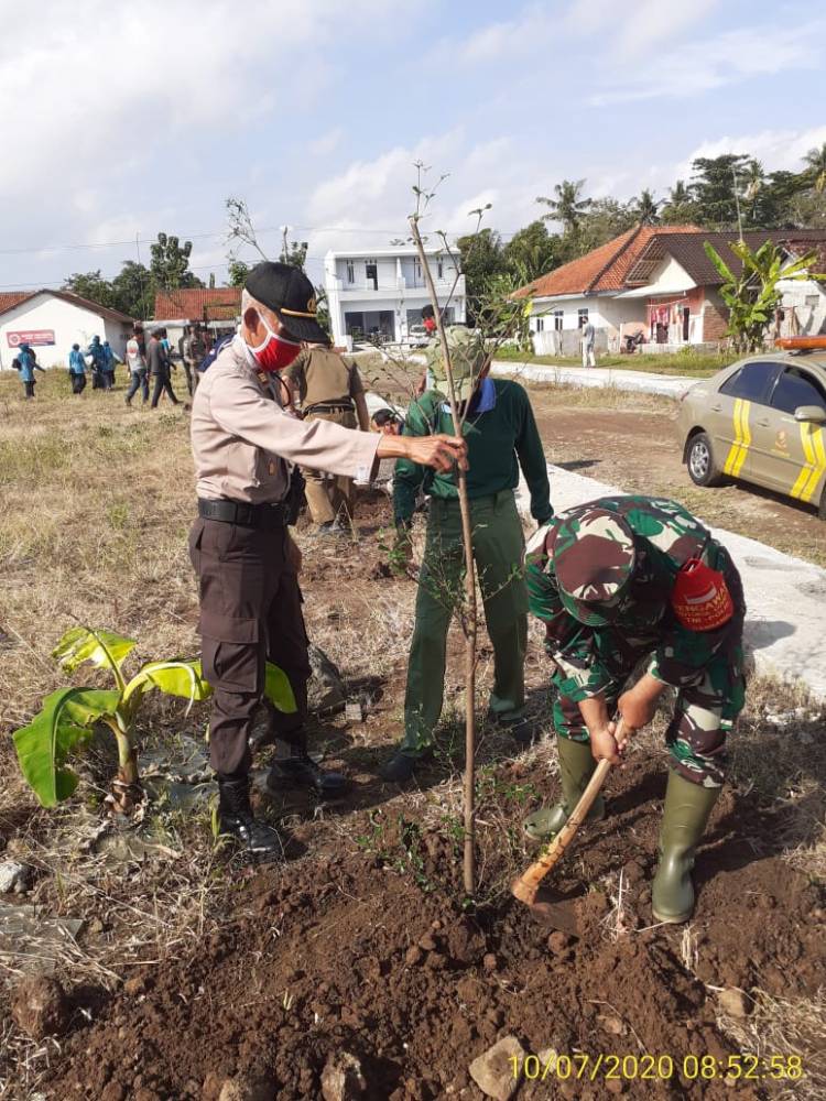 Kapolsek Bersama Danramil 1325 Langensari Laksanakan Penanaman Pohon di Halaman Kantor Kelurahan Muktisari 
