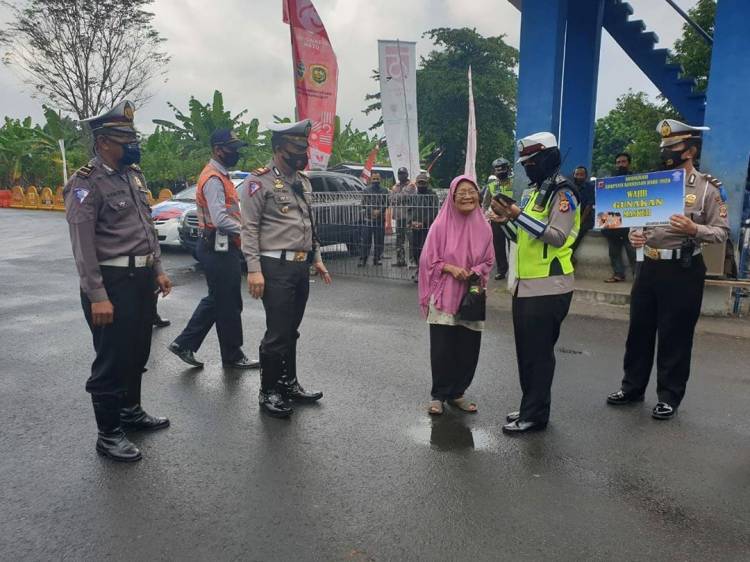 Dalam Operasi Patuh Lodaya 2020, Polres Banjar Kunjungin Terminal Bus Kota Banjar dan Bagikan Masker